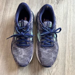Brooks size 8, purple running shoe